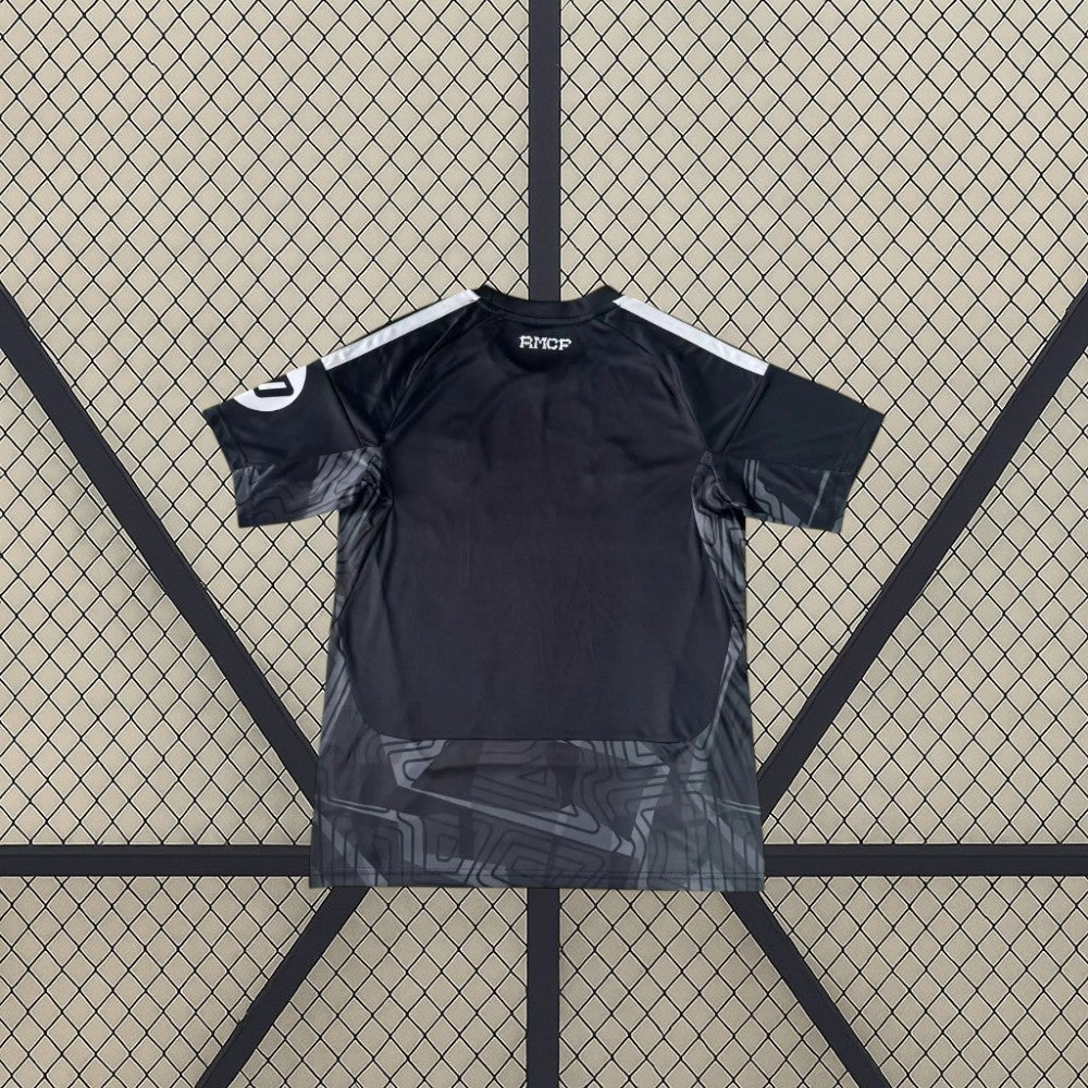 Vista trasera extendida de la Camiseta de portero R.M. 26-27 negra con hombros blancos y panel inferior en gris oscuro