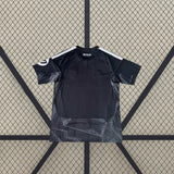 Vista trasera extendida de la Camiseta de portero R.M. 26-27 negra con hombros blancos y panel inferior en gris oscuro