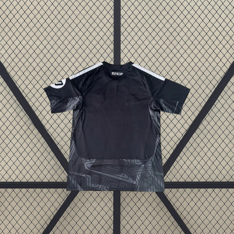 Vista trasera extendida de la Camiseta de portero R.M. 26-27 negra con hombros blancos y panel inferior en gris oscuro