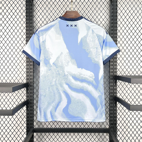 Espalda de la camiseta Ajax 26-27 tercera equipación con patrón abstracto y tres X en la nuca