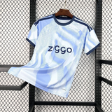 Camiseta Ajax 26-27 tercera equipación vista frontal en blanco y azul claro con cuello azul marino