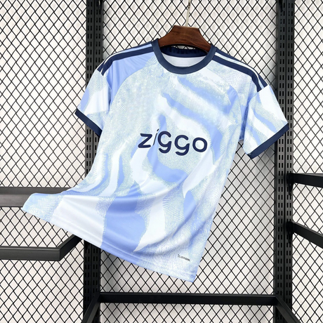 Camiseta Ajax 26-27 tercera equipación vista frontal en blanco y azul claro con cuello azul marino