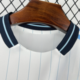 Detalle del cuello oscuro con ribete celeste de la camiseta Argentina 26-27 casual