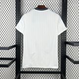 Camiseta Argentina 26-27 casual edición especial vista trasera con líneas verticales celestes