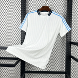 Camiseta Argentina 26-27 casual edición especial vista frontal en blanco con líneas celestes