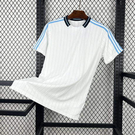 Camiseta Argentina 26-27 casual edición especial vista frontal en blanco con líneas celestes