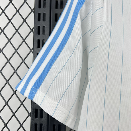 Detalle de manga de la camiseta Argentina 26-27 casual con franjas celestes y tejido blanco