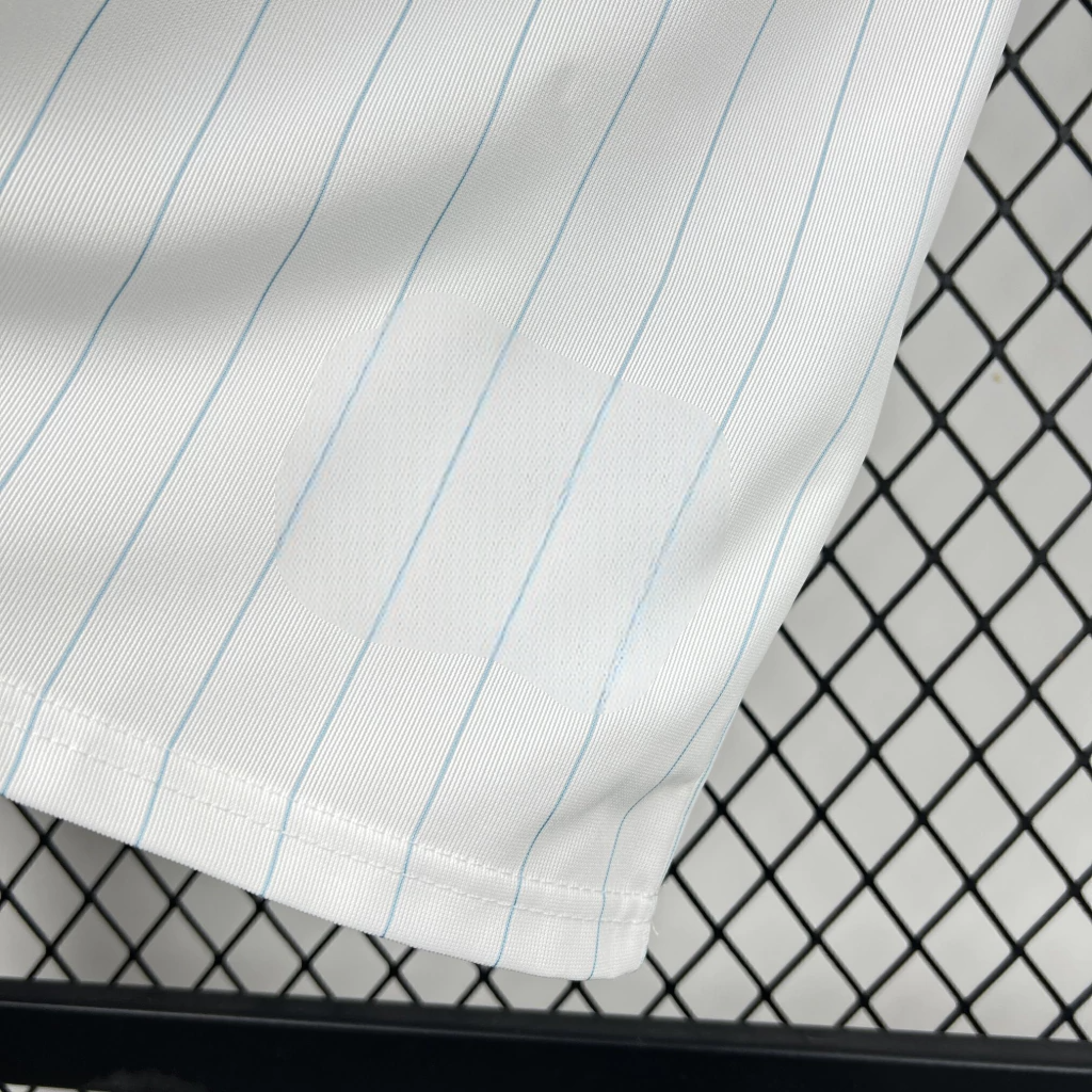 Detalle del tejido blanco con líneas verticales celestes de la camiseta Argentina 26-27 casual