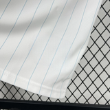 Detalle del tejido blanco con líneas verticales celestes de la camiseta Argentina 26-27 casual