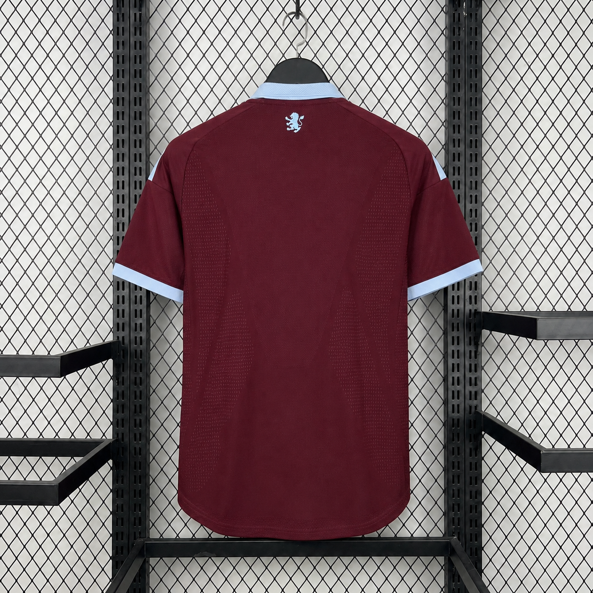 Camiseta Aston Villa 26-27 local vista trasera con detalles azul claro en cuello y mangas