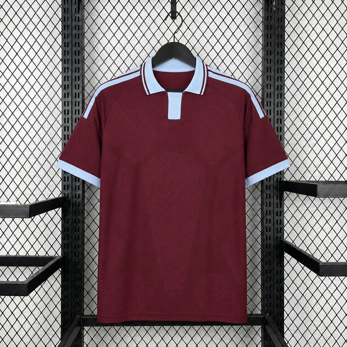 Camiseta Aston Villa 26-27 local vista frontal en color burdeos con cuello azul claro
