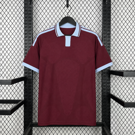 Camiseta Aston Villa 26-27 local vista frontal en color burdeos con cuello azul claro