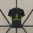 Camiseta Atlético de Madrid 26-27 visitante vista frontal en negro con detalles amarillo flúor