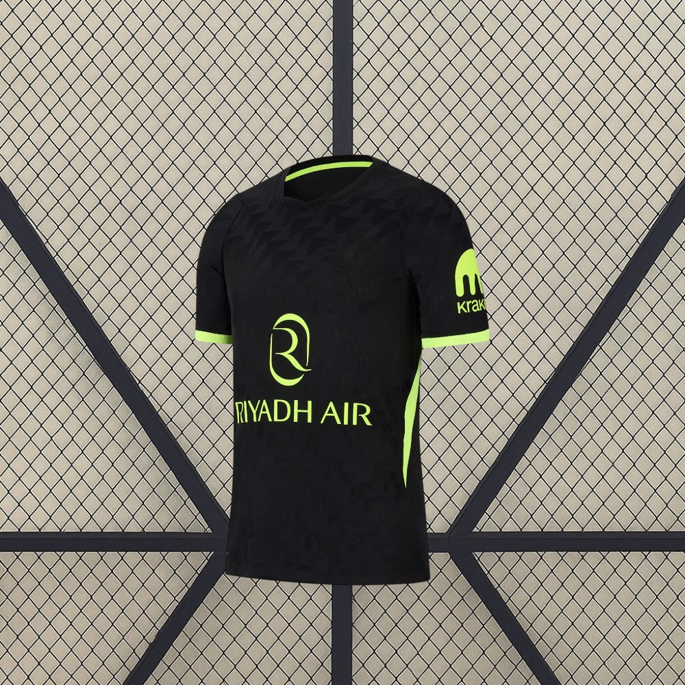 Camiseta Atlético de Madrid 26-27 visitante vista lateral en negro con panel amarillo flúor