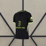 Camiseta Atlético de Madrid 26-27 visitante vista lateral en negro con panel amarillo flúor