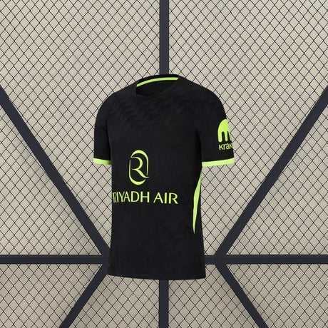 Camiseta Atlético de Madrid 26-27 visitante vista lateral en negro con panel amarillo flúor