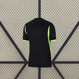 Camiseta Atlético de Madrid 25-26 Visitante vista trasera en negro con detalles verde lima