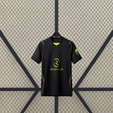 Camiseta Atlético de Madrid 25-26 Visitante en percha con patrón tonal y detalles verde lima