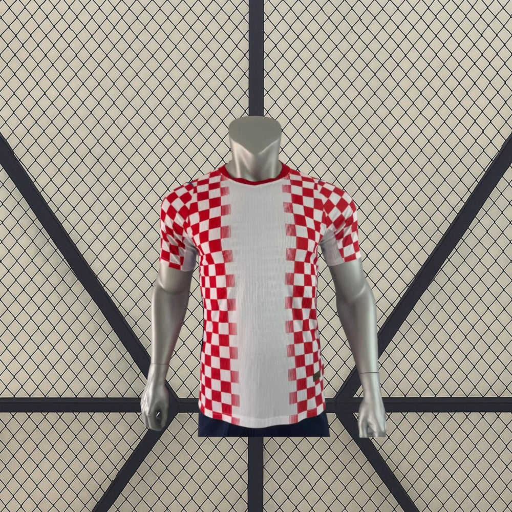 Camiseta Croacia 26-27 Local Player Mundial 2026 vista frontal con cuadros rojos y base blanca