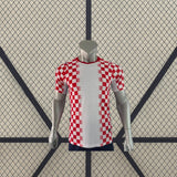 Camiseta Croacia 26-27 Local Player Mundial 2026 vista frontal con cuadros rojos y base blanca