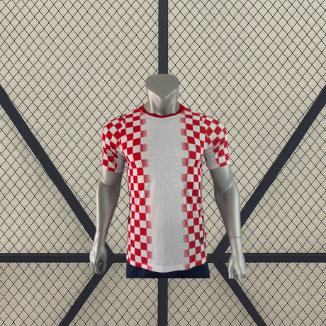 Maglia Croazia 26-27 Home Player Mondiali 2026 vista frontal con cuadros rojos y base blanca