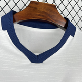 Detalle del cuello en V azul marino de la camiseta Ecuador 26-27 tercera equipación