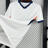 Detalle lateral de la camiseta Ecuador 26-27 blanca con panel azul marino, naranja y Hydrotec visible