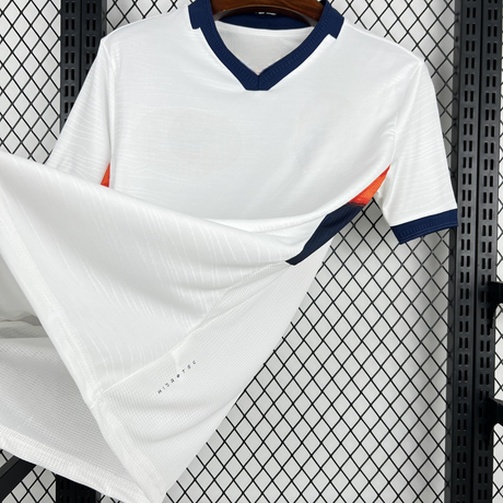 Detalle lateral de la camiseta Ecuador 26-27 blanca con panel azul marino, naranja y Hydrotec visible