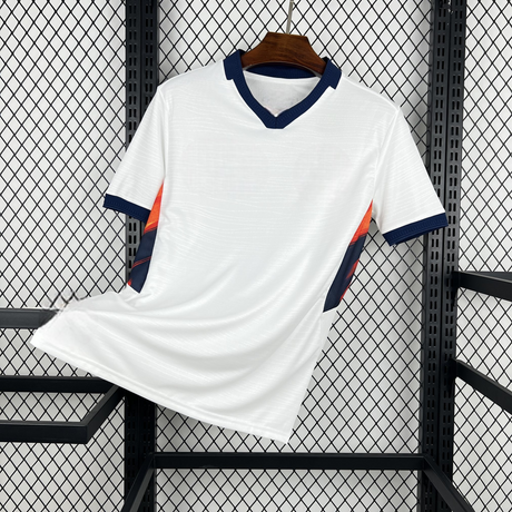 Camiseta Ecuador 26-27 tercera equipación vista frontal en color blanco con cuello azul marino