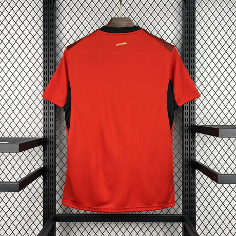 Vista posteriore della maglia Egitto 26-27 Home in colore rosso con dettaglios neros