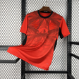 Camiseta Egipto 26-27 local vista frontal en color rojo con gráfico geométrico y cuello negro