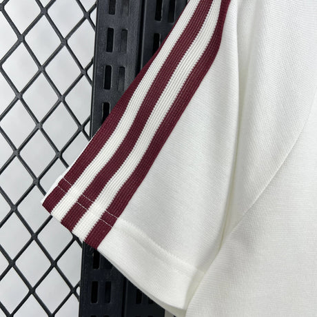 Detalle de manga de la Camiseta España 26-27 Casual Edición Especial con franjas burdeos