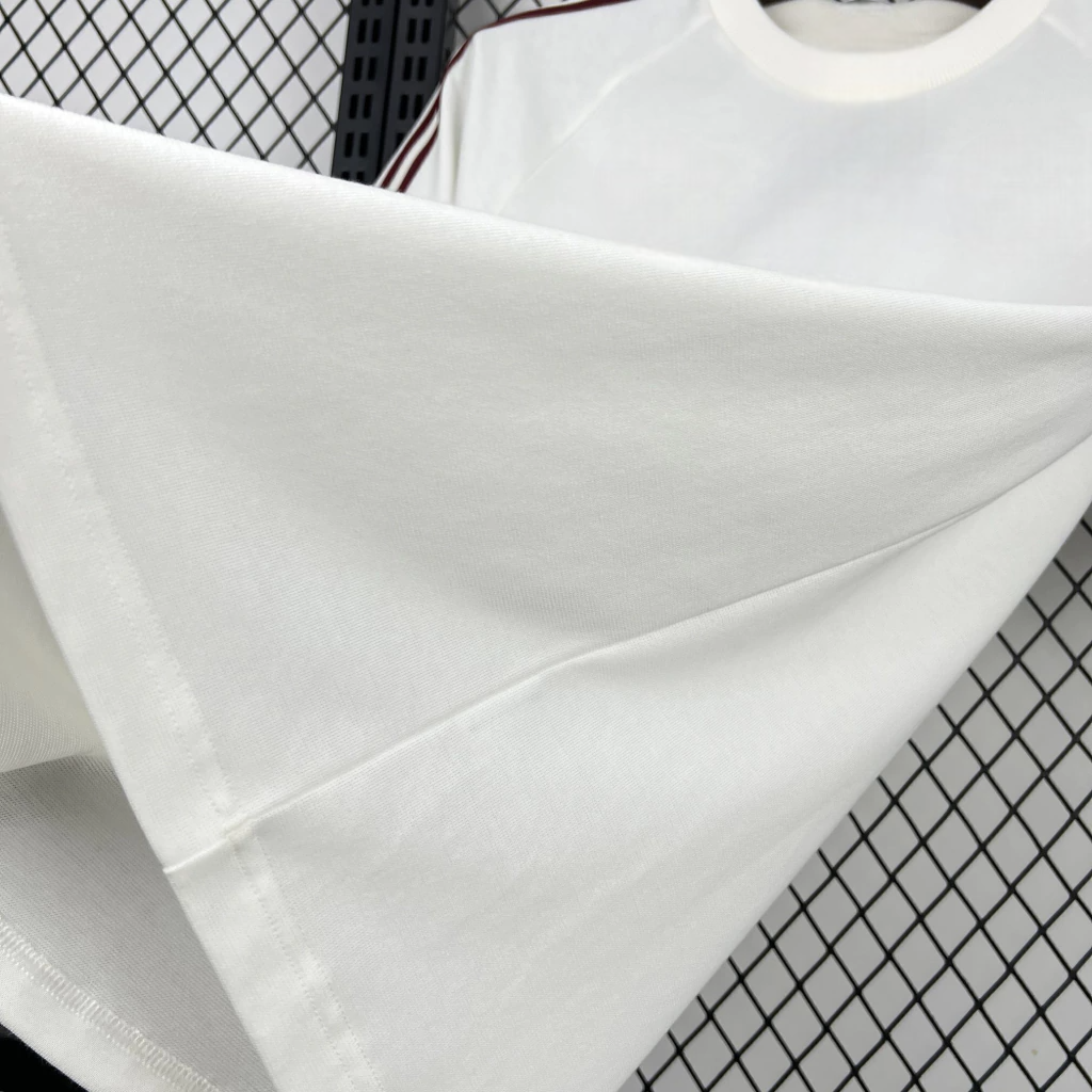 Detalle del tejido de la Camiseta España 26-27 Casual Edición Especial en blanco roto