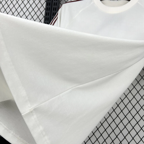 Detalle del tejido de la Camiseta España 26-27 Casual Edición Especial en blanco roto