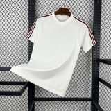 Camiseta España 26-27 Casual Edición Especial vista frontal en blanco roto con detalles burdeos