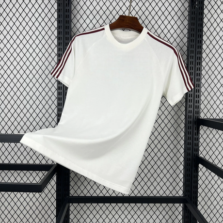 Camiseta España 26-27 Casual Edición Especial vista frontal en blanco roto con detalles burdeos