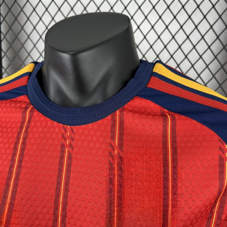Detalle frontal del cuello de la Camiseta España 26-27 Local Player Mundial 2026