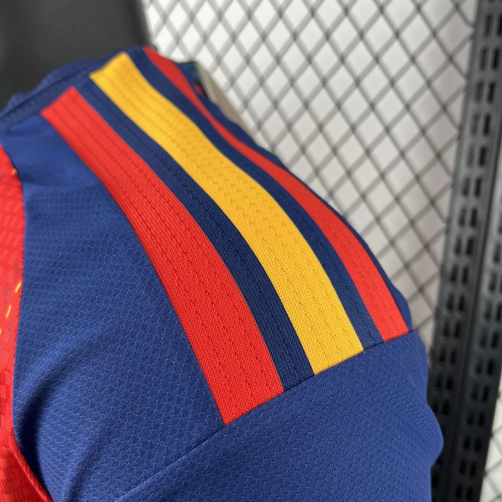 Detalle de la manga azul con franjas de la Camiseta España 26-27 Local Player Mundial 2026