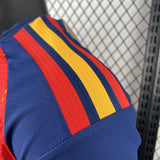 Detalle de la manga azul con franjas de la Camiseta España 26-27 Local Player Mundial 2026