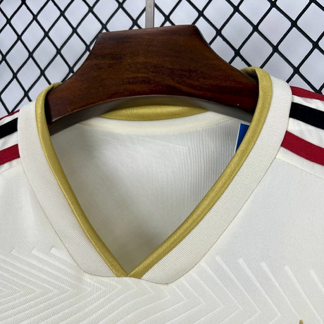 Detalle del cuello en V dorado de la camiseta Flamengo 25-26 tercera equipación mujer