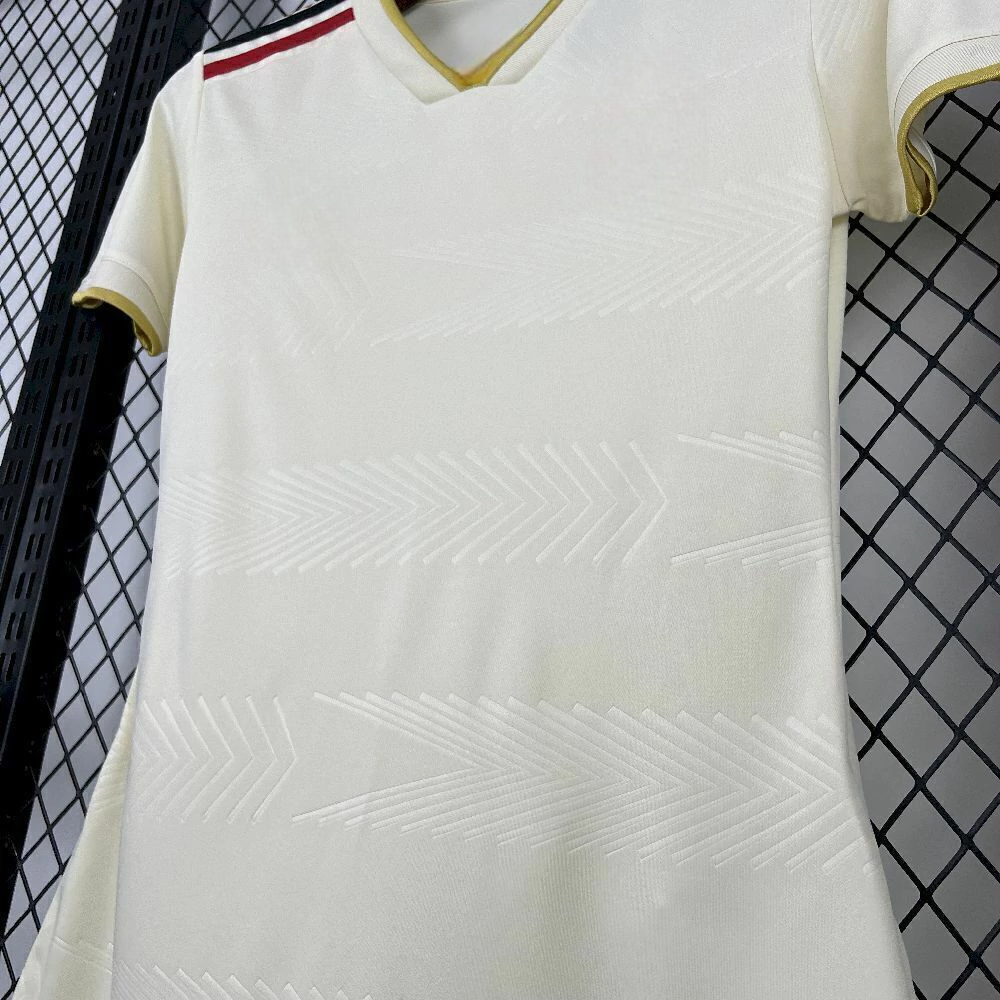 Detalle del tejido blanco roto con patrón de flechas de la camiseta Flamengo 25-26 tercera equipación mujer