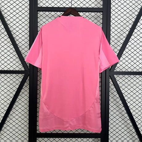 Vista trasera de la camiseta Inter Miami 26-27 local en rosa con espalda lisa y paneles laterales