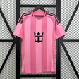 Camiseta Inter Miami 26-27 local rosa vista frontal con franjas verticales y emblema negro