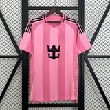 Camiseta Inter Miami 26-27 local rosa vista frontal con franjas verticales y emblema negro