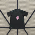 Camiseta Inter Miami 26-27 visitante vista frontal en negro con emblema rosa y cuello tipo polo