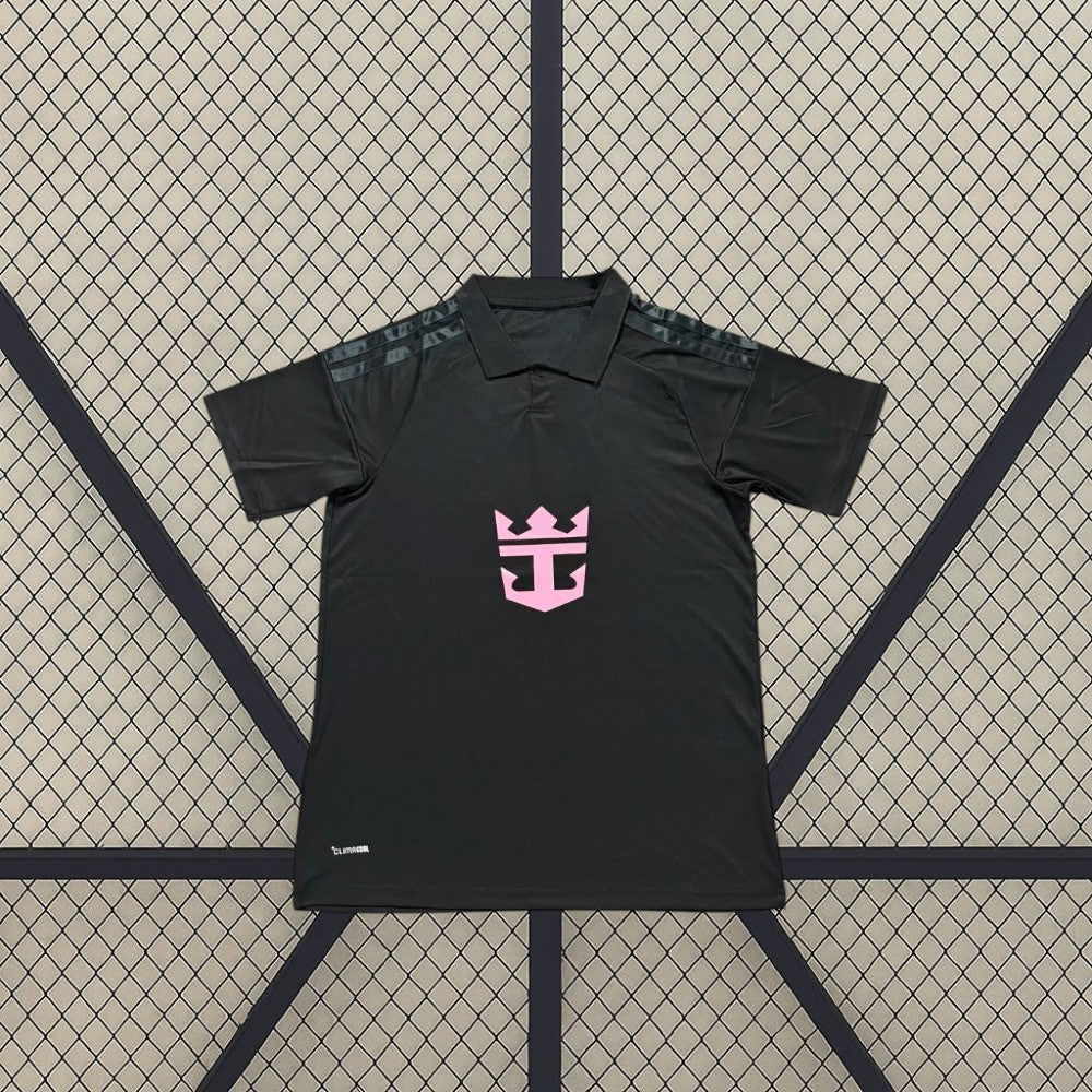 Camiseta Inter Miami 26-27 visitante vista frontal en negro con emblema rosa y cuello tipo polo