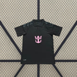 Camiseta Inter Miami 26-27 visitante vista frontal en negro con emblema rosa y cuello tipo polo