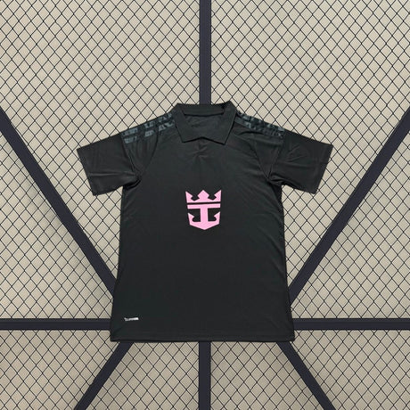 Maglia Inter Miami 26-27 Away vista frontale nero con emblema rosa e collo stile polo