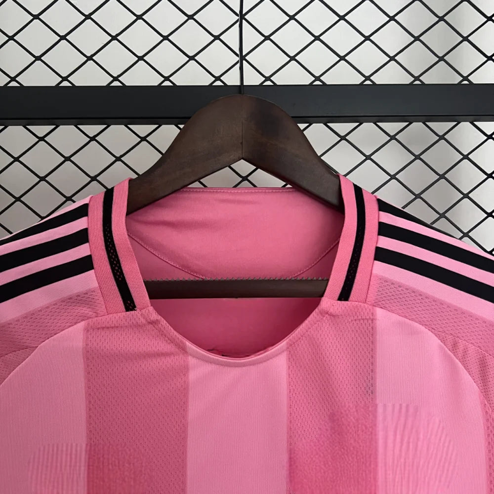 Detalle del cuello y hombros de la camiseta Inter Miami local rosa con acabados negros