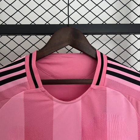 Detalle del cuello y hombros de la camiseta Inter Miami local rosa con acabados negros